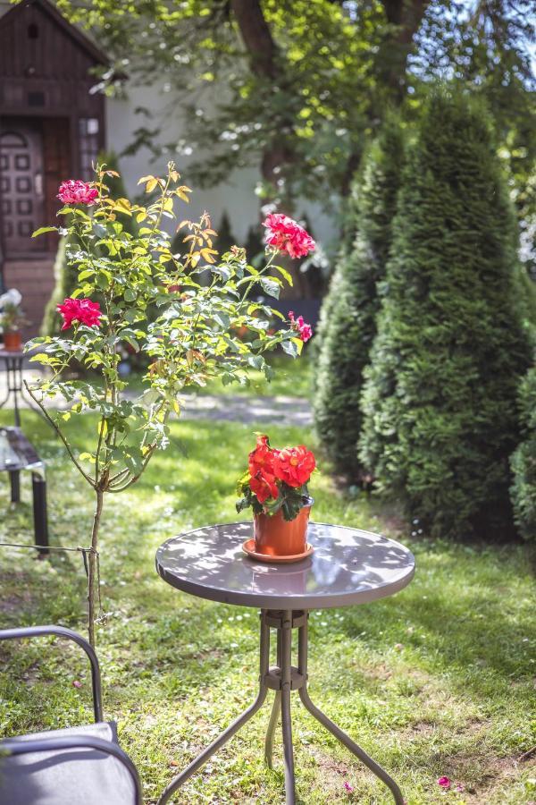 4 Couples & 4 Friends Hostel Cracovie Extérieur photo